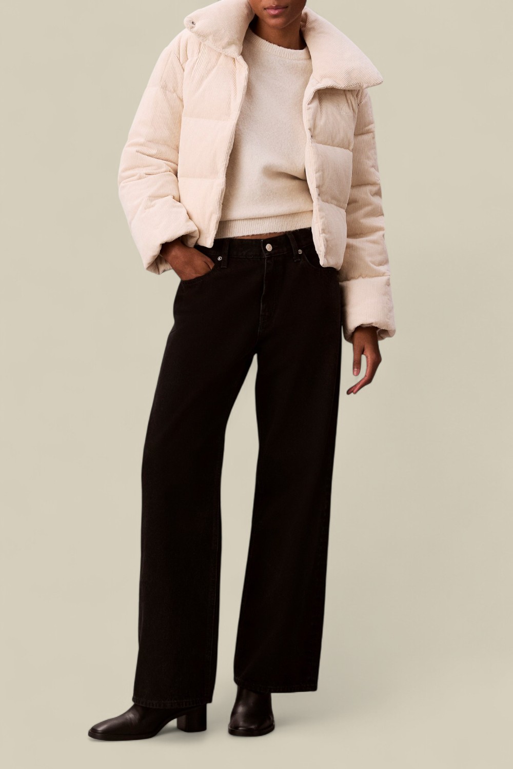 תמונת כל הלוק של מעיל פוך קורדרוי